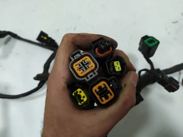 Проводка моторного отсека для Hyundai Solaris 1 рестайлинг 2014-2017 на фотографиях