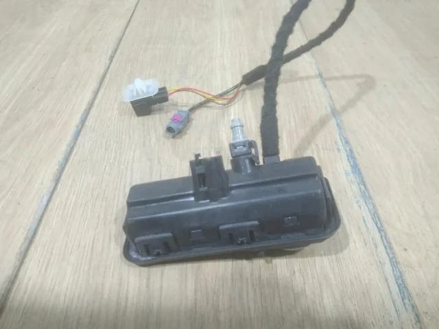 Кнопка открытия багажника для Skoda Rapid II 2020+ на фотографиях