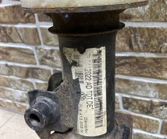 Амортизатор передний правый для Audi Q7 4L 2005-2015 на фотографиях