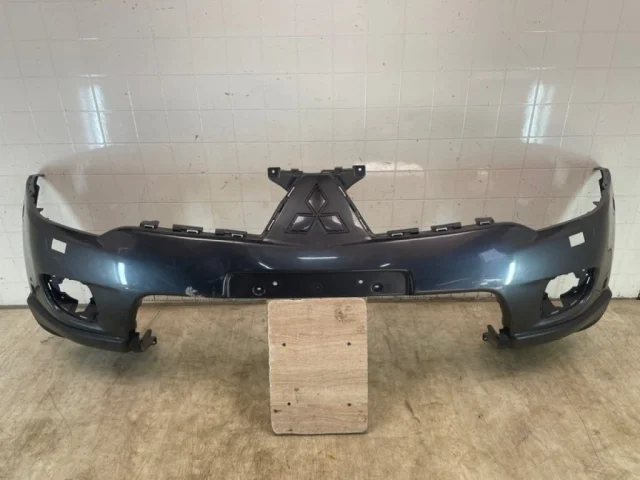 Бампер передний для Mitsubishi Pajero Sport KH0 rest 2013-2017 на фотографиях