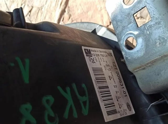 Фары для Opel Insignia Хэтчбек A 2008-2017 на фотографиях