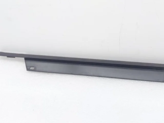 Уплотнитель задней левой двери для Audi Q7 4L 2005-2015 на фотографиях