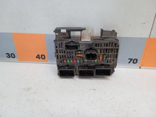 Блок предохранителей салона для Citroen C4 Хэтчбек 2004-2011 на фотографиях