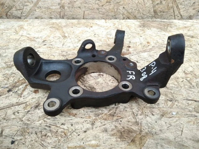 Кулак поворотный правый для Mitsubishi Pajero V90 5dr rest I 2011-2015 на фотографиях