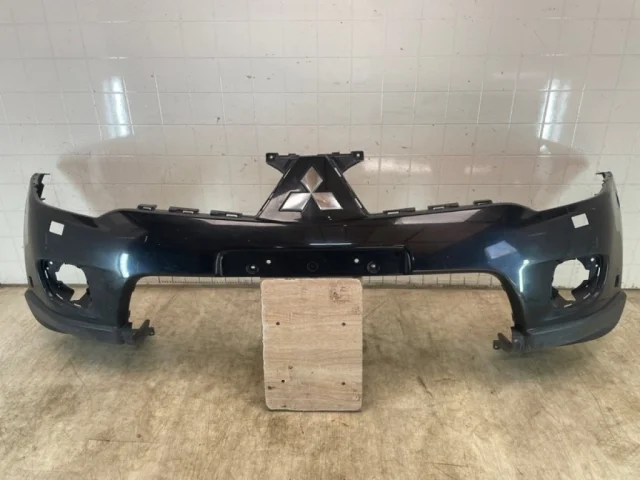 Бампер передний для Mitsubishi Pajero Sport KH0 rest 2013-2017 на фотографиях