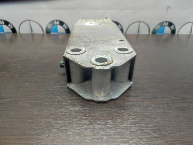 Кронштейн заднего бампера левый для BMW 5er Ф10 2010-2013 на фотографиях