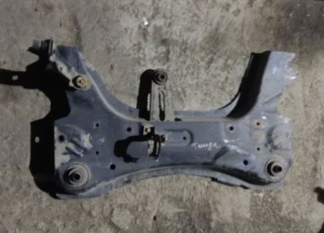 Подрамник двигателя для Nissan Tiida C11 Хэтчбек 2007-2014 на фотографиях