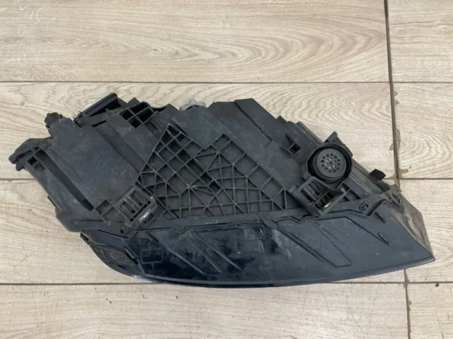 Фара ксенон левая для Audi Q7 4M 2015+ на фотографиях