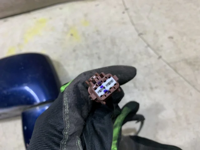 Стекла и зеркала для Nissan Tiida SC11 Седан 2007-2014 на фотографиях