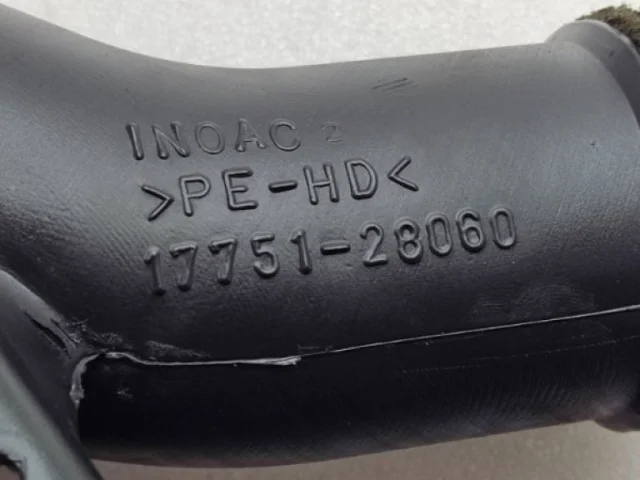 Впускной патрубок воздушного фильтра для Toyota RAV4 XA40 rest 2015-2019 на фотографиях