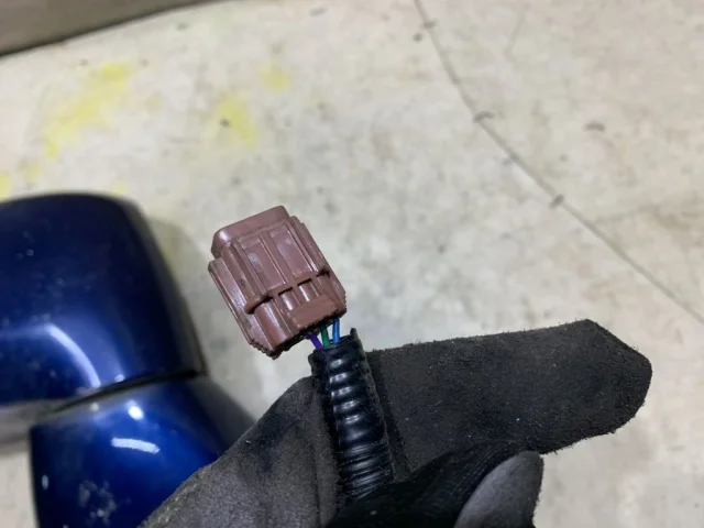 Стекла и зеркала для Nissan Tiida SC11 Седан 2007-2014 на фотографиях