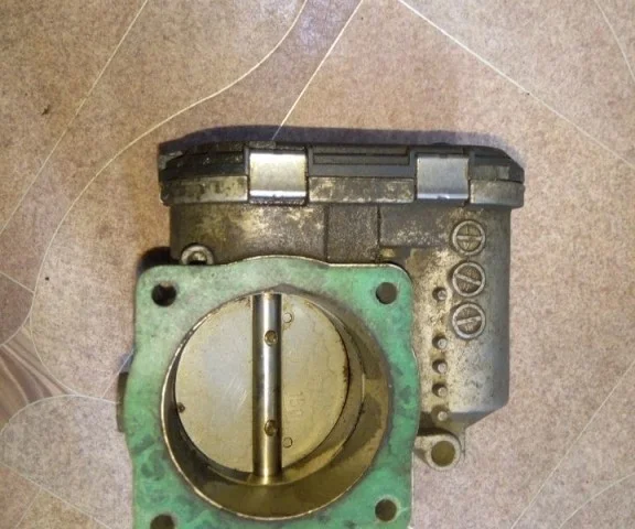 Дроссельная заслонка для Audi A4 B6 2000-2004 на фотографиях