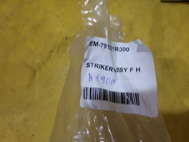 Петля капота правая для Hyundai Solaris 1 RB (2011-2013) на фотографиях