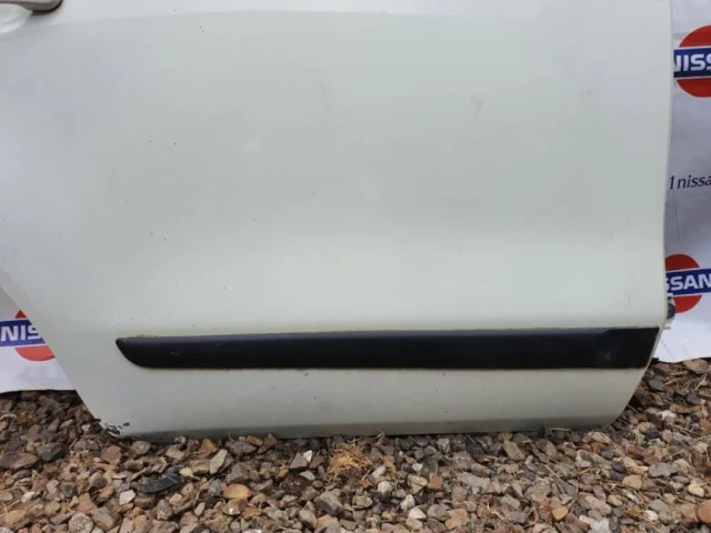 Двери для Nissan Note E12 2012-2020 на фотографиях