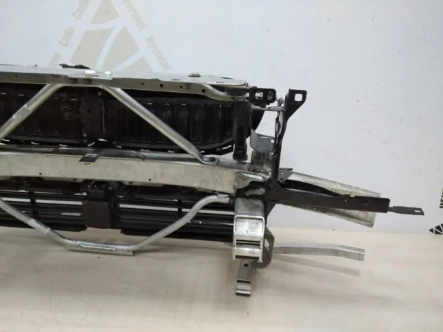 Панель радиатора (телевизор) для BMW 3er G20 2018+ на фотографиях