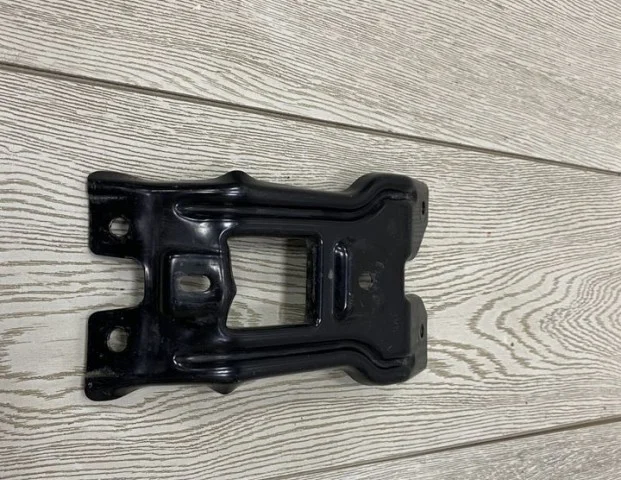 Кронштейн замка капота для Skoda Rapid II 2020+ на фотографиях