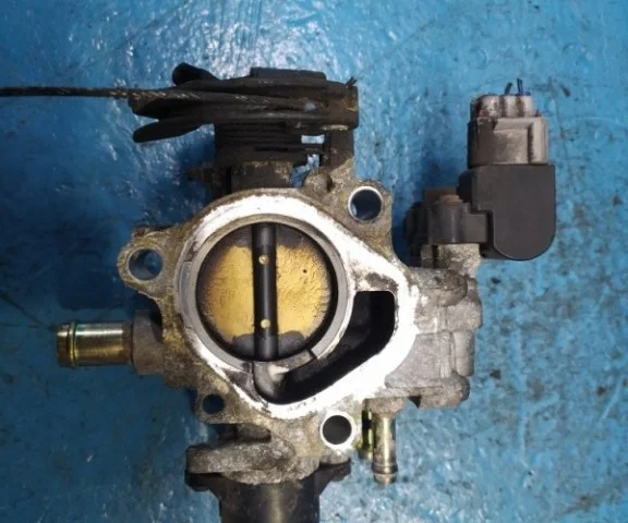 Дроссельная заслонка для Toyota Corolla E120/E130 Седан 2000-2007 на фотографиях