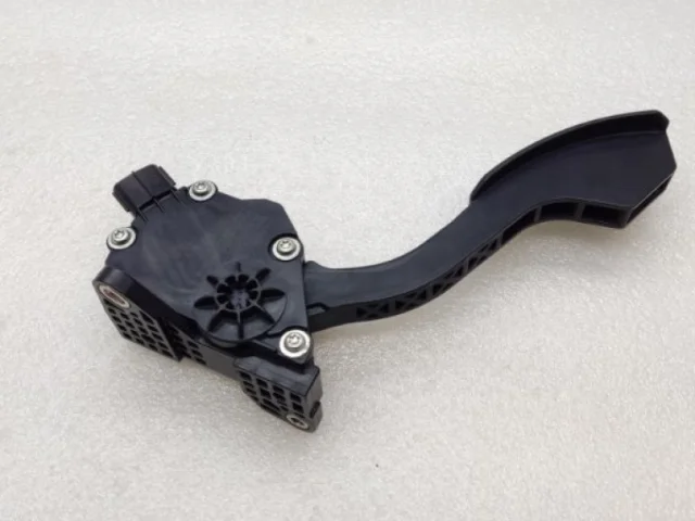 Электронная педаль газа для Toyota RAV4 XA30 2005-2012 на фотографиях