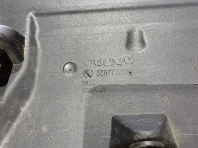 Корпус воздушного фильтра для Volvo C30 MK 2006-2013 на фотографиях