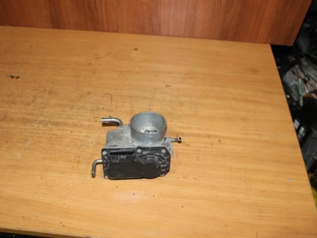 Дроссельная заслонка для Toyota RAV4 XA30 2005-2012 на фотографиях