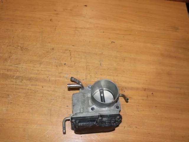 Дроссельная заслонка для Toyota RAV4 XA30 2005-2012 на фотографиях