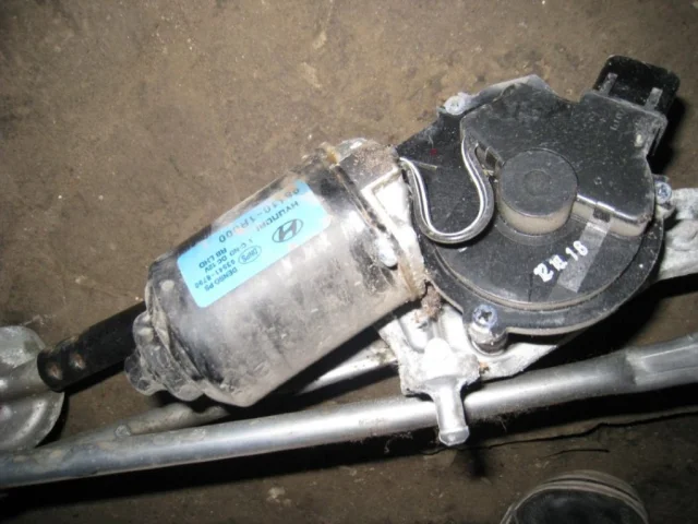 Мотор стеклоочистителя для Hyundai Solaris 1 рестайлинг 2014-2017 на фотографиях