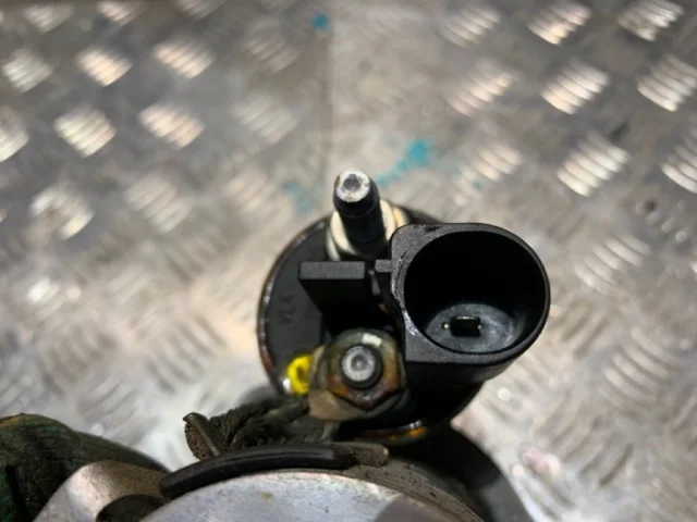 Стартер для Volkswagen Golf VI (5K) 2008-2012 на фотографиях