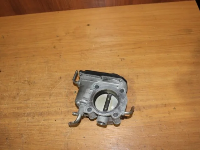 Дроссельная заслонка для Toyota RAV4 XA30 2005-2012 на фотографиях