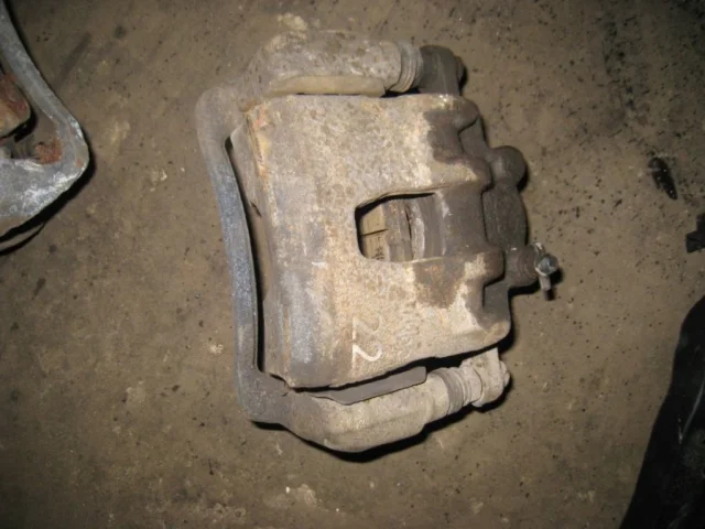 Суппорт передний левый для Hyundai Solaris 1 рестайлинг 2014-2017 на фотографиях