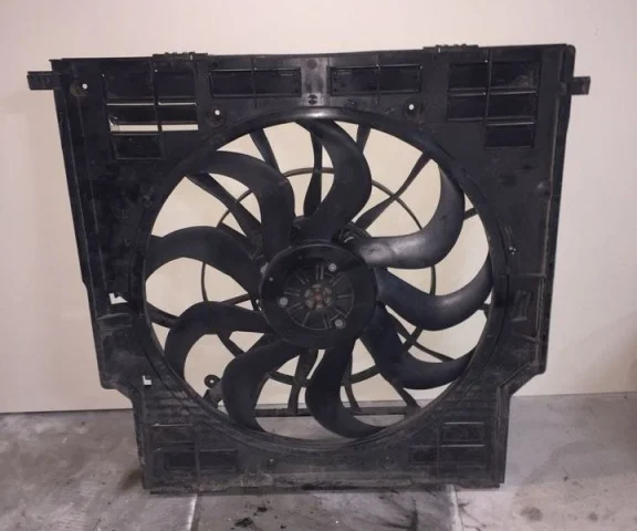 Вентилятор радиатора охлаждения ДВС для BMW X5 G05 2018+ на фотографиях