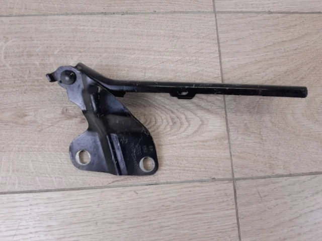 Петля капота правая для Audi Q3 8U 2011-2019 на фотографиях