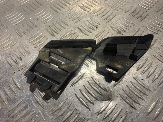 Усилитель переднего бампера для Volvo C30 MK 2006-2013 на фотографиях