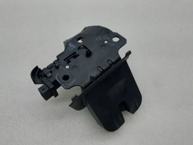 Замок багажника для Audi Q7 4L 2005-2015 на фотографиях