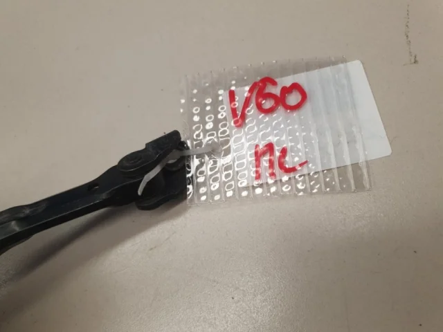 Ограничитель двери передней левой для Volvo XC70 BZ 2007-2016 на фотографиях