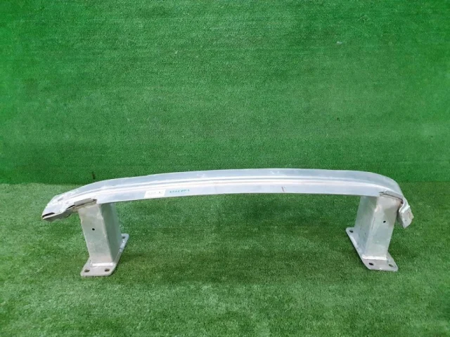 Усилитель бампера передний верхний для Audi Q7 4M 2015+ на фотографиях