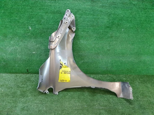 Крылья для Toyota Corolla E170 Седан (EU) 2012-2016 на фотографиях