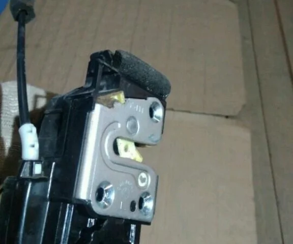 Замок передней левой двери для Nissan Murano Z50 JDM 2004-2008 на фотографиях