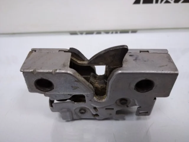 Замок капота для Skoda Rapid II 2020+ на фотографиях