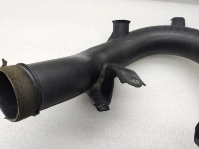 Впускной патрубок воздушного фильтра для Toyota RAV4 XA40 rest 2015-2019 на фотографиях