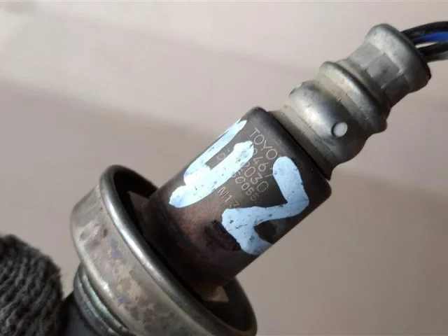 Лямбда-зонд (верхний) для Toyota RAV4 XA30 2005-2012 на фотографиях