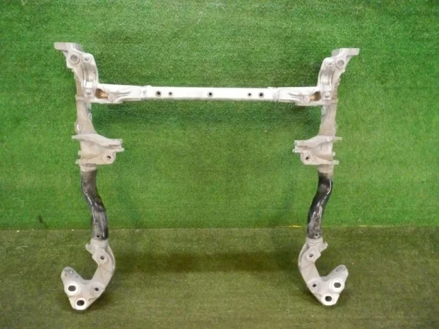 Подрамник двигателя для Audi Q7 4M 2015+ на фотографиях