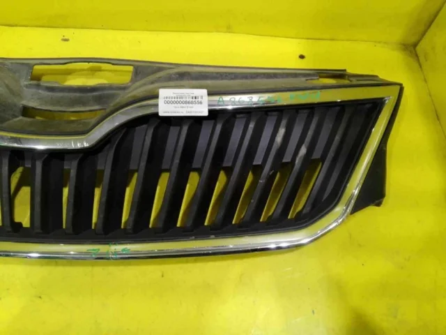 Решетка переднего бампера для Skoda Rapid I NH3 2012-2017 на фотографиях