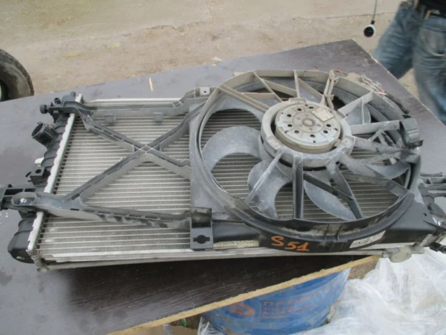 Радиатор охлаждения ДВС для Opel Astra H Хэтчбек 2004-2014 на фотографиях