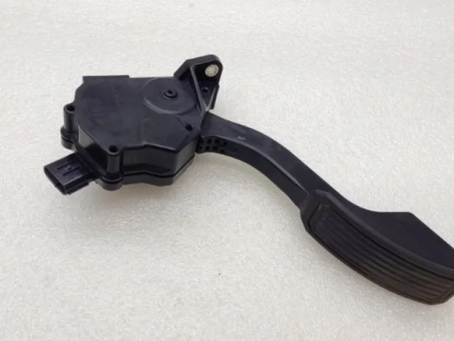 Электронная педаль газа для Toyota RAV4 XA30 2005-2012 на фотографиях