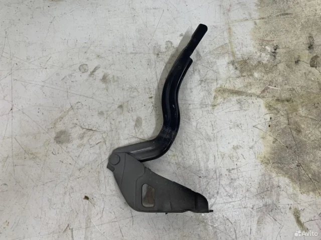 Петля капота правая для Hyundai Solaris 1 рестайлинг 2014-2017 на фотографиях