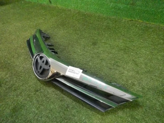 Решетка радиатора для Toyota Corolla E160/E180 Седан (RU) 2012-2016 на фотографиях