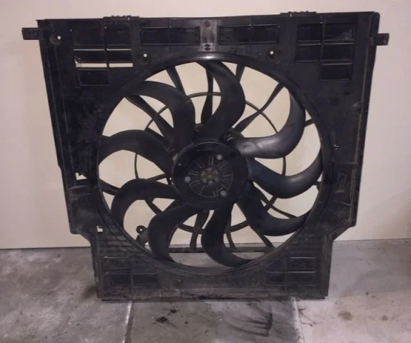 Вентилятор радиатора охлаждения ДВС для BMW X5 G05 2018+ на фотографиях