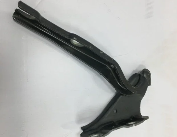 Петля капота правая для Skoda Rapid II 2020+ на фотографиях