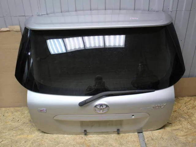 Молдинг крышки багажника для Toyota Corolla E120/E130 Хэтчбек 2001-2007 на фотографиях