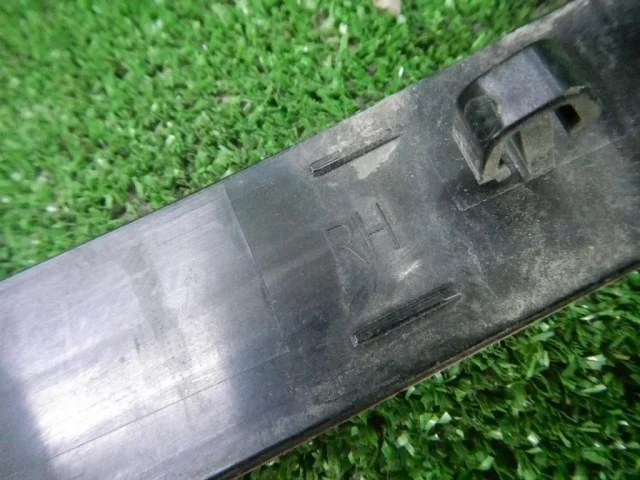 Отражатель (катафот) заднего бампера правый для Volkswagen Touareg II (7P5) Rest 2014-2018 на фотографиях